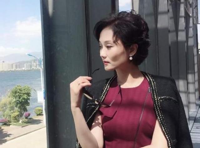 她靠培养儿女成了人生赢家，“儿子”是张翰，女儿更是世界冠军！