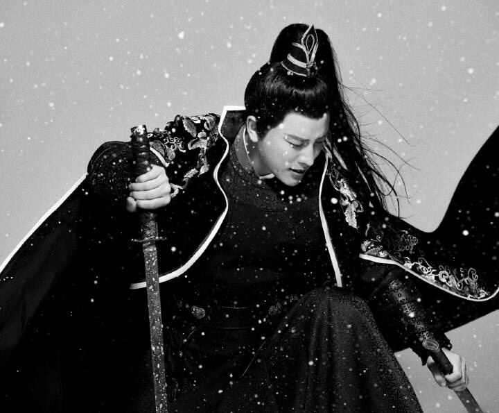 男星古装扮相手持宝剑,谁是你心中风度翩翩持剑少年郎