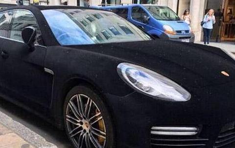 男子给保时捷穿了一件衣服，路人都看呆了