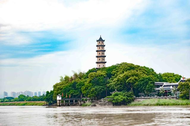 江心屿是我国的四大名屿之一，风景与鼓浪屿媲美，被誉为瓯江蓬莱