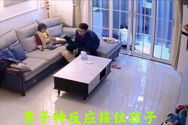 江苏:男子带娃看电视,孩子意外掉落,爸爸神反应接住孩子休闲区蓝鸢梦想 - Www.slyday.coM 江苏:男子带娃看电视,孩子意外掉落,爸爸神反应接住孩子休闲区蓝鸢梦想 - Www.slyday.coM