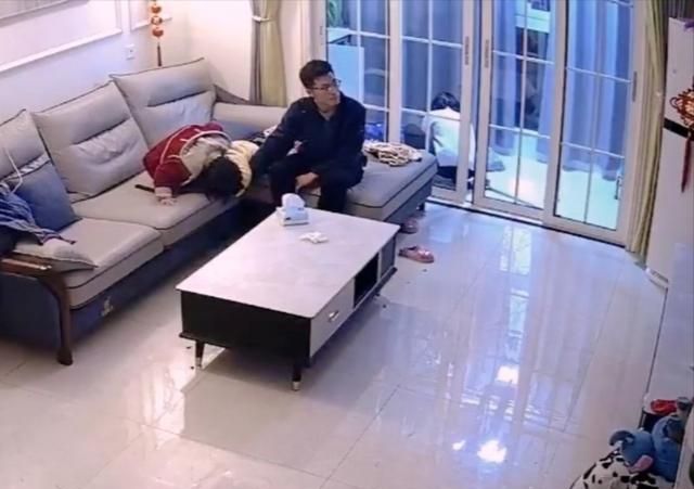 江苏:男子带娃看电视,孩子意外掉落,爸爸神反应接住孩子休闲区蓝鸢梦想 - Www.slyday.coM 江苏:男子带娃看电视,孩子意外掉落,爸爸神反应接住孩子休闲区蓝鸢梦想 - Www.slyday.coM