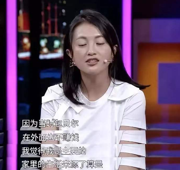 包贝尔晒一家人聚餐，妻子秀超大鸽子蛋钻戒，被曝结婚时借钱所买