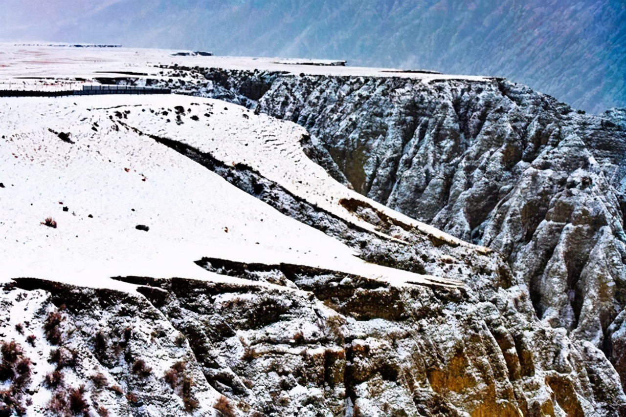 独山子大峡谷是经过天山雪水和雨水多年冲刷形成的一个神奇风光峡谷|独山子|峡谷|雪水_新浪新闻