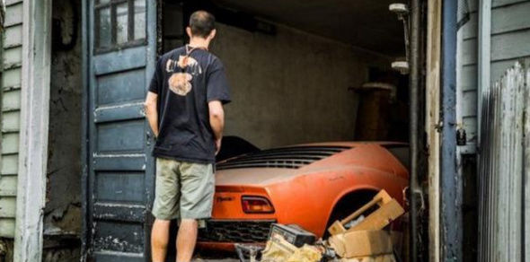 小伙察觉到老旧仓库里面有异常，打开一看，整个人都没办法淡定了