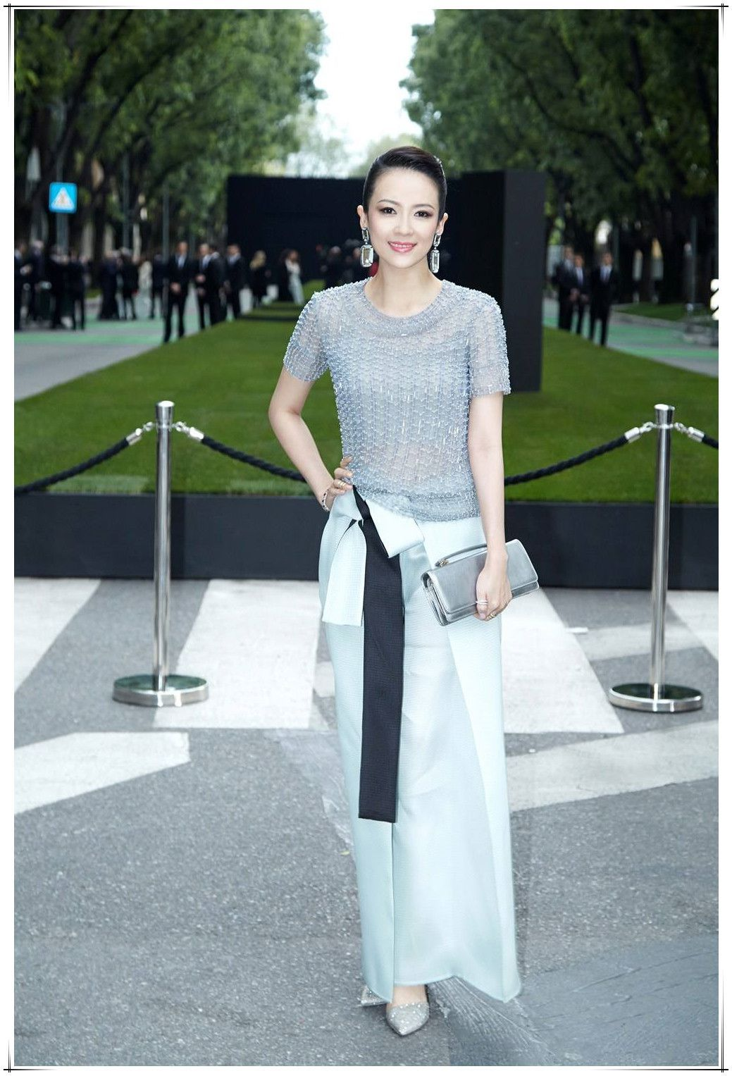 章子怡换个发型更惊艳,利落短发配抹胸裙洋气精致,女神范十足 章子怡换个发型更惊艳,利落短发配抹胸裙洋气精致,女神范十足