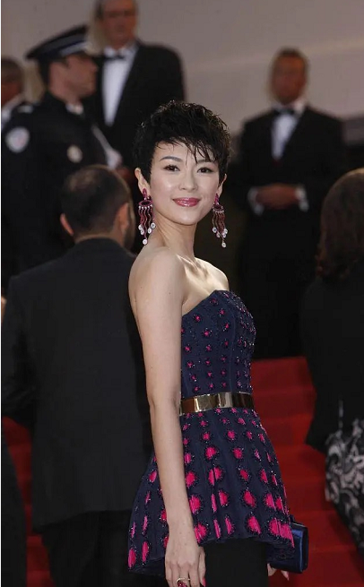 章子怡换个发型更惊艳,利落短发配抹胸裙洋气精致,女神范十足 章子怡换个发型更惊艳,利落短发配抹胸裙洋气精致,女神范十足