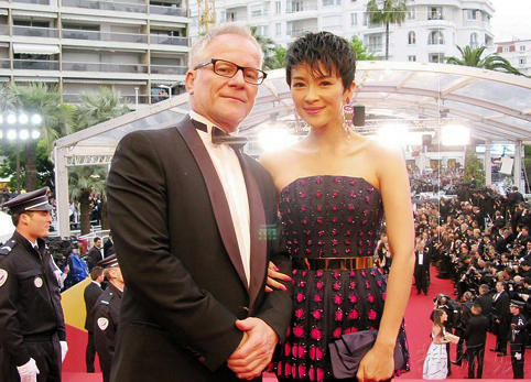 章子怡换个发型更惊艳,利落短发配抹胸裙洋气精致,女神范十足 章子怡换个发型更惊艳,利落短发配抹胸裙洋气精致,女神范十足