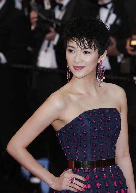 章子怡换个发型更惊艳,利落短发配抹胸裙洋气精致,女神范十足 章子怡换个发型更惊艳,利落短发配抹胸裙洋气精致,女神范十足