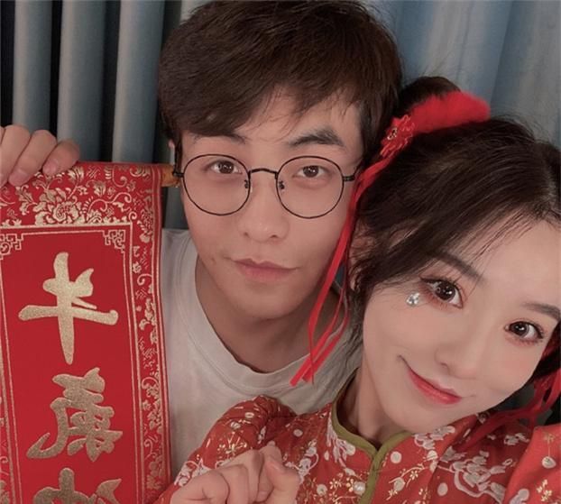 刘思瑶被指是"绿茶"?前和黑脸v互动,又跟1男子亲密贴脸!