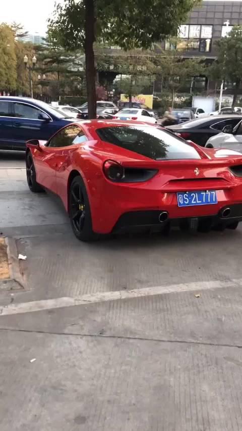 法拉利488，一年十几万的保险，普通人真的是养不起