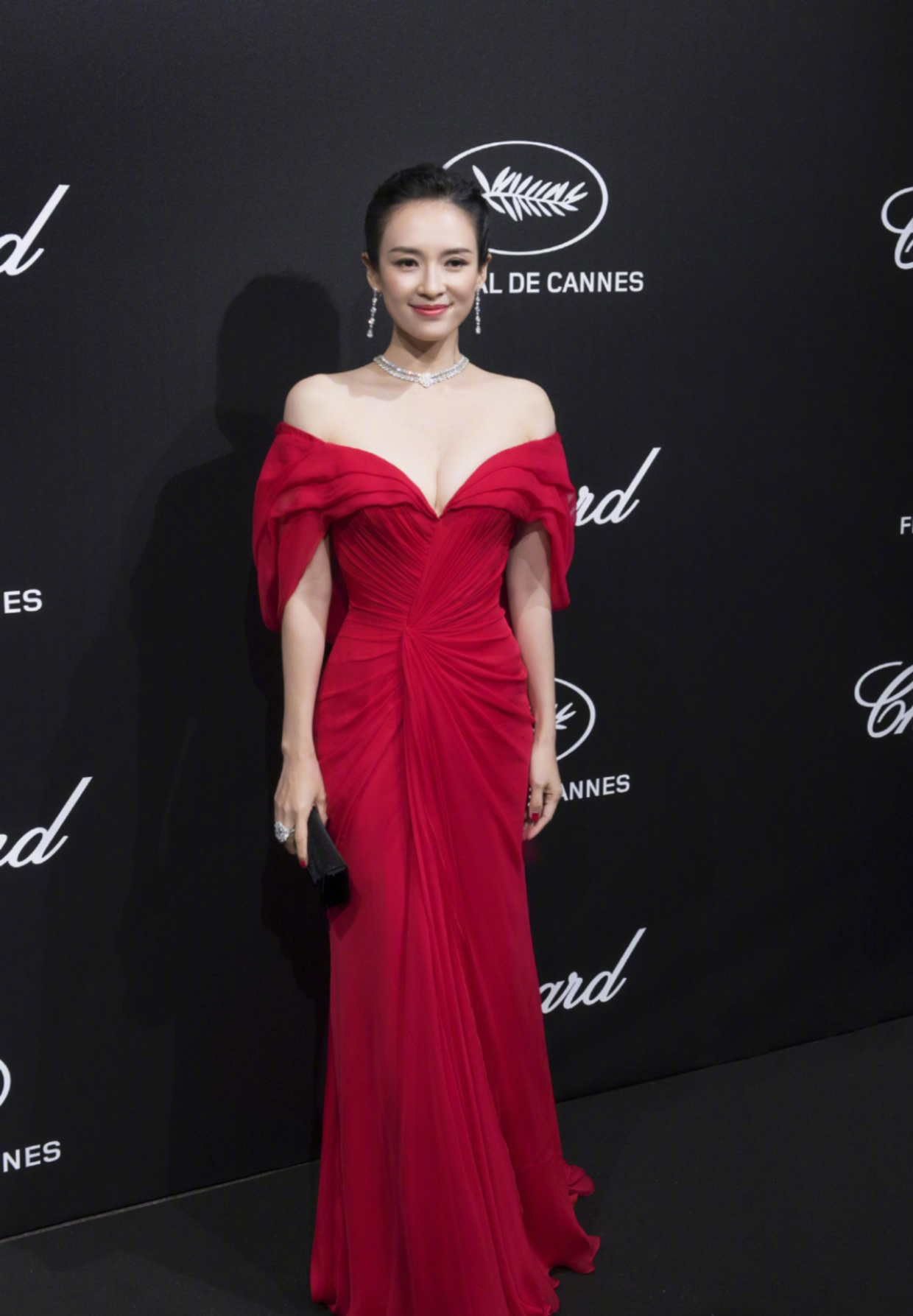 章子怡换个发型更惊艳,利落短发配抹胸裙洋气精致,女神范十足 章子怡换个发型更惊艳,利落短发配抹胸裙洋气精致,女神范十足