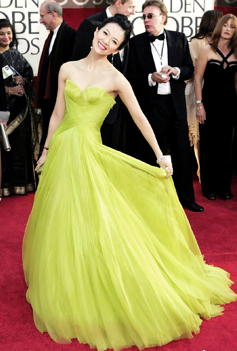 章子怡换个发型更惊艳,利落短发配抹胸裙洋气精致,女神范十足 章子怡换个发型更惊艳,利落短发配抹胸裙洋气精致,女神范十足