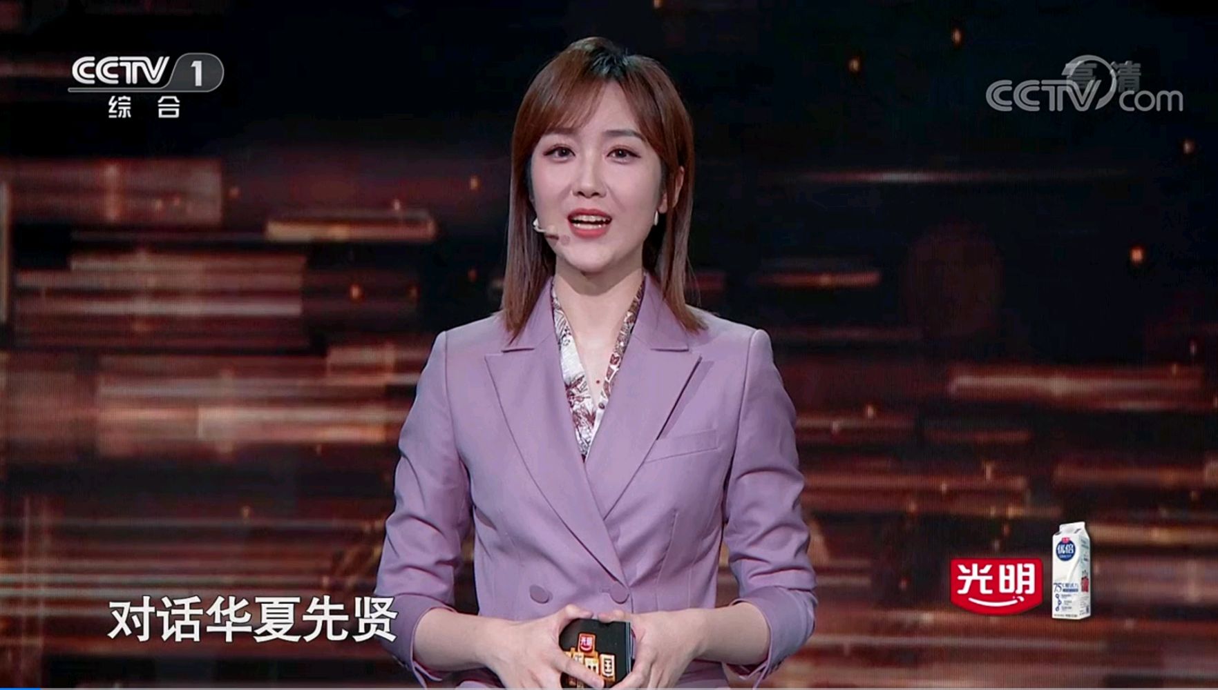 撒贝宁每一档节目都带着王嘉宁,央视主持人培养"以老带新"明显