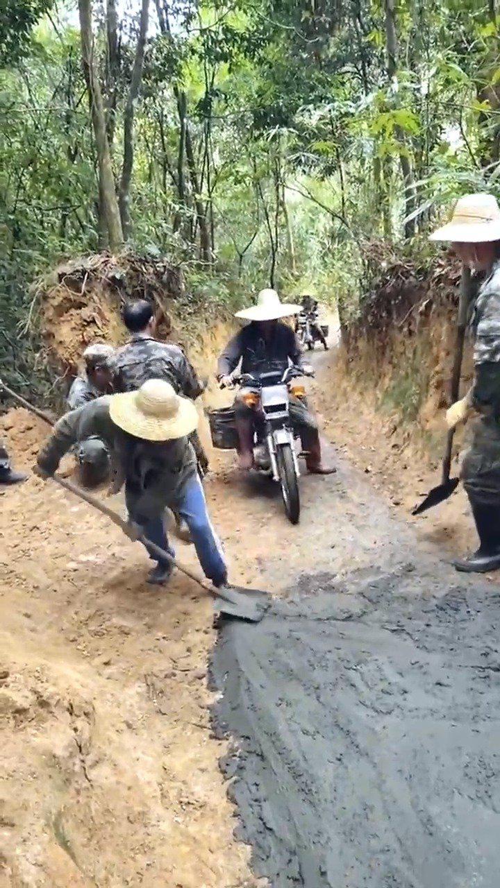 山上修路不容易，混泥土全靠摩托车拉上山！