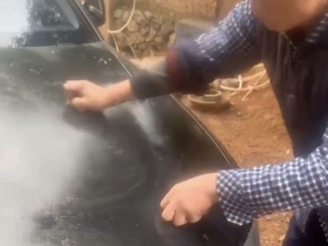 父亲用钢丝球洗车损坏车漆,儿子：暂时不打算修,保存这份爱
