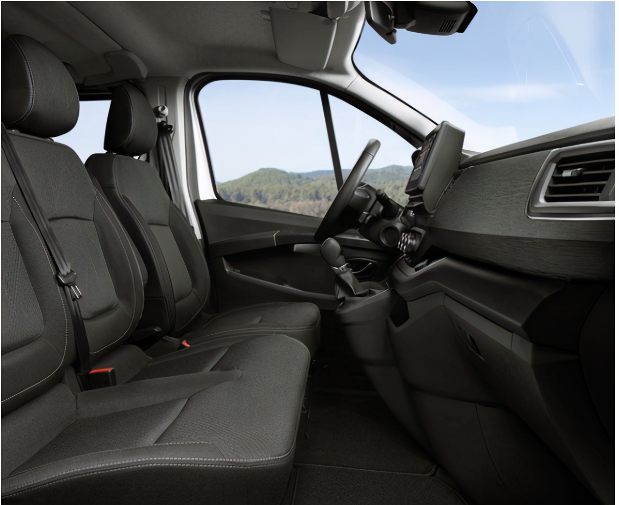 日产大面包搭2.0T引擎，前排能坐3人，堪称空间大师