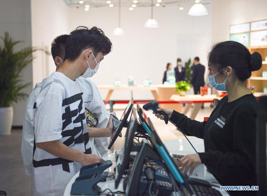 Customers pay for the offshore duty-free products at a duty-free shopping mall in Haikou, south China's Hainan Province, Feb. 14, 2021. Offshore duty-free sales in China's island province of Hainan reached 997 million yuan (about 154.4 million U.S. dollars) during the 2021 Spring Festival holiday, an increase of 261 percent year on year, according to the data from Haikou Customs. (Xinhua/Pu Xiaoxu)