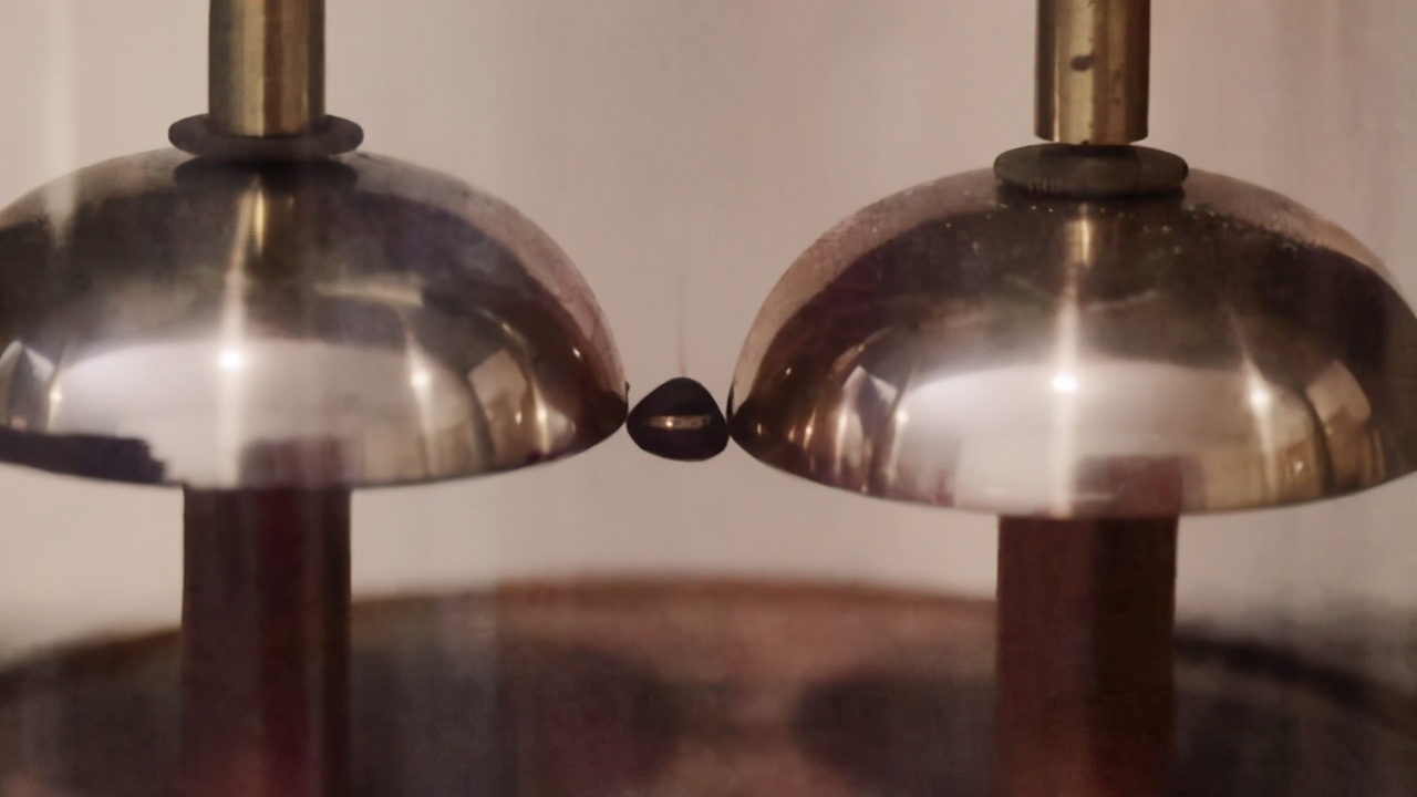 响100亿次,放电180年的牛津电铃,科学家却不知...