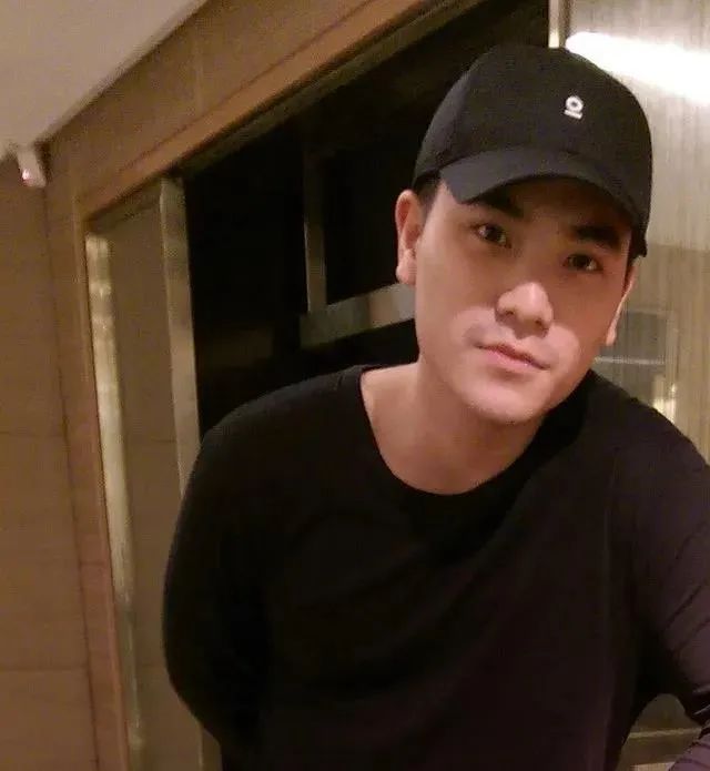 9岁被绑架情定梁洛施，敢和刘嘉玲勾肩搭背，这个星二代不简单