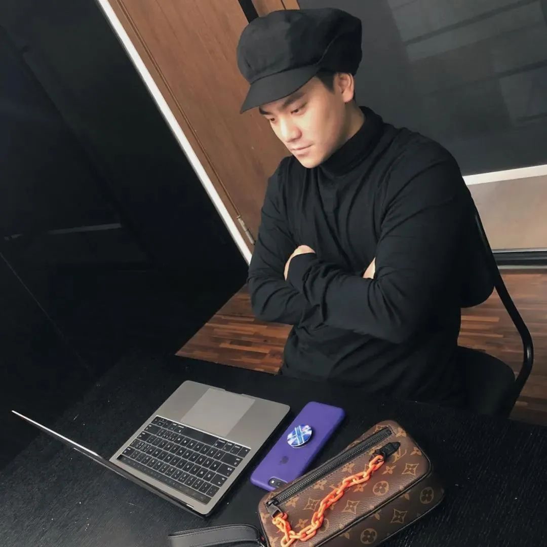 9岁被绑架情定梁洛施，敢和刘嘉玲勾肩搭背，这个星二代不简单