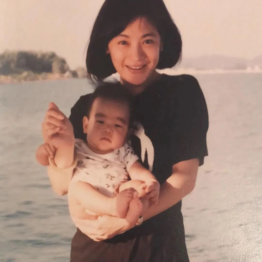 9岁被绑架情定梁洛施，敢和刘嘉玲勾肩搭背，这个星二代不简单