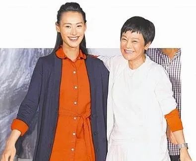 9岁被绑架情定梁洛施，敢和刘嘉玲勾肩搭背，这个星二代不简单