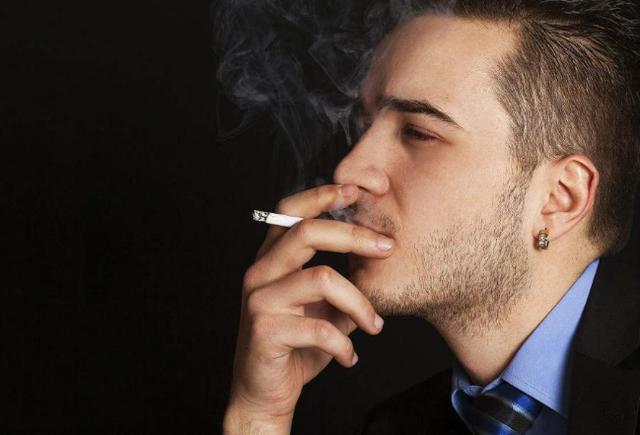 男生不表白女生就抽烟是什么情况？