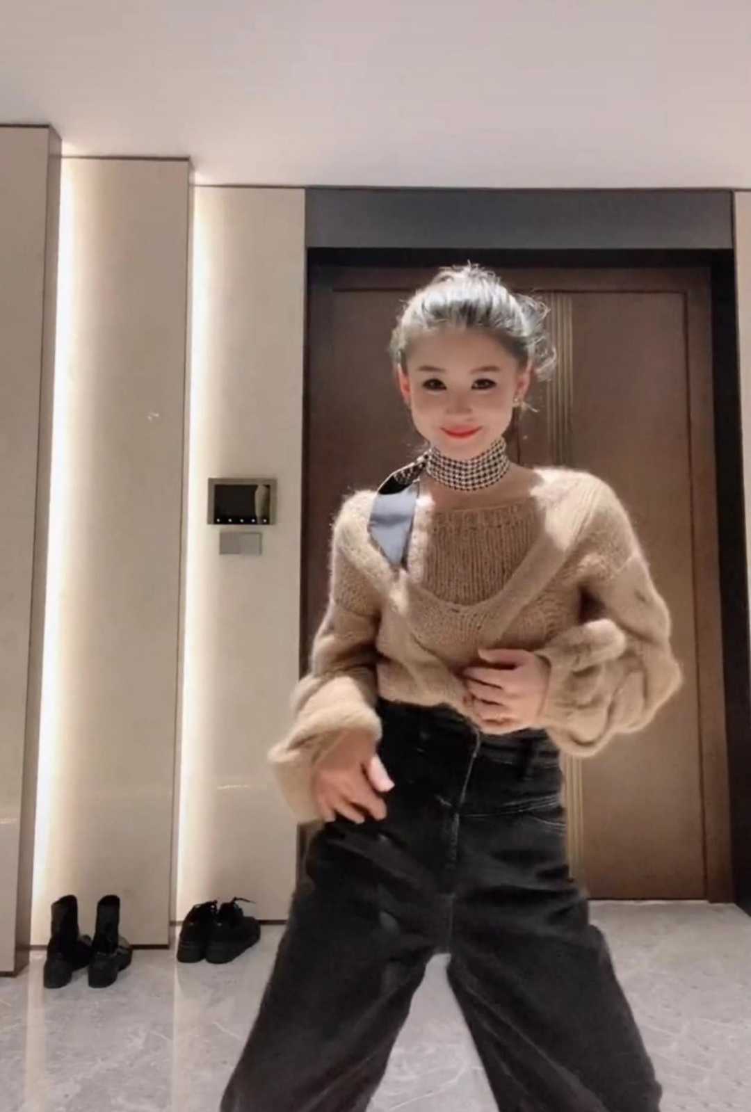 李小萌真会穿,米色毛衣配高腰牛仔裤简约洋气,难掩丰腴身材 李小萌真会穿,米色毛衣配高腰牛仔裤简约洋气,难掩丰腴身材