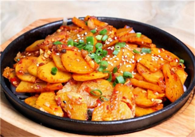干锅土豆片很多人第一步就做错了大师傅教几个技巧出锅太香了
