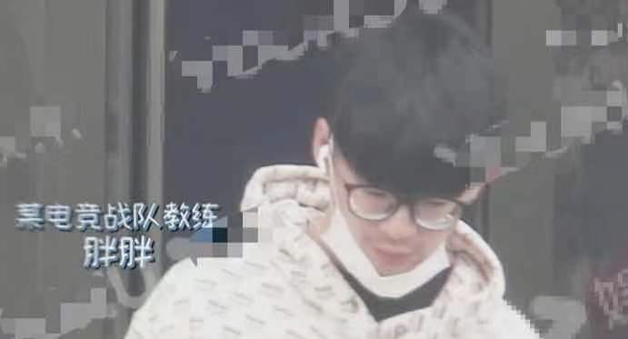 何泓姗刚爆恋情男方就被锤,劈腿4人被抓包,私生活堪比罗志祥 何泓姗刚爆恋情男方就被锤,劈腿4人被抓包,私生活堪比罗志祥