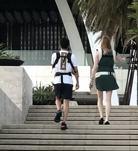 撒贝宁一家四口度假,老婆穿短裙露大白腿,俩娃抱在胸前像小挂件 撒贝宁一家四口度假,老婆穿短裙露大白腿,俩娃抱在胸前像小挂件