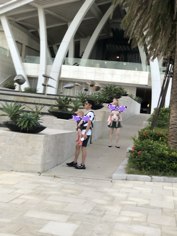 撒贝宁一家四口度假,老婆穿短裙露大白腿,俩娃抱在胸前像小挂件 撒贝宁一家四口度假,老婆穿短裙露大白腿,俩娃抱在胸前像小挂件