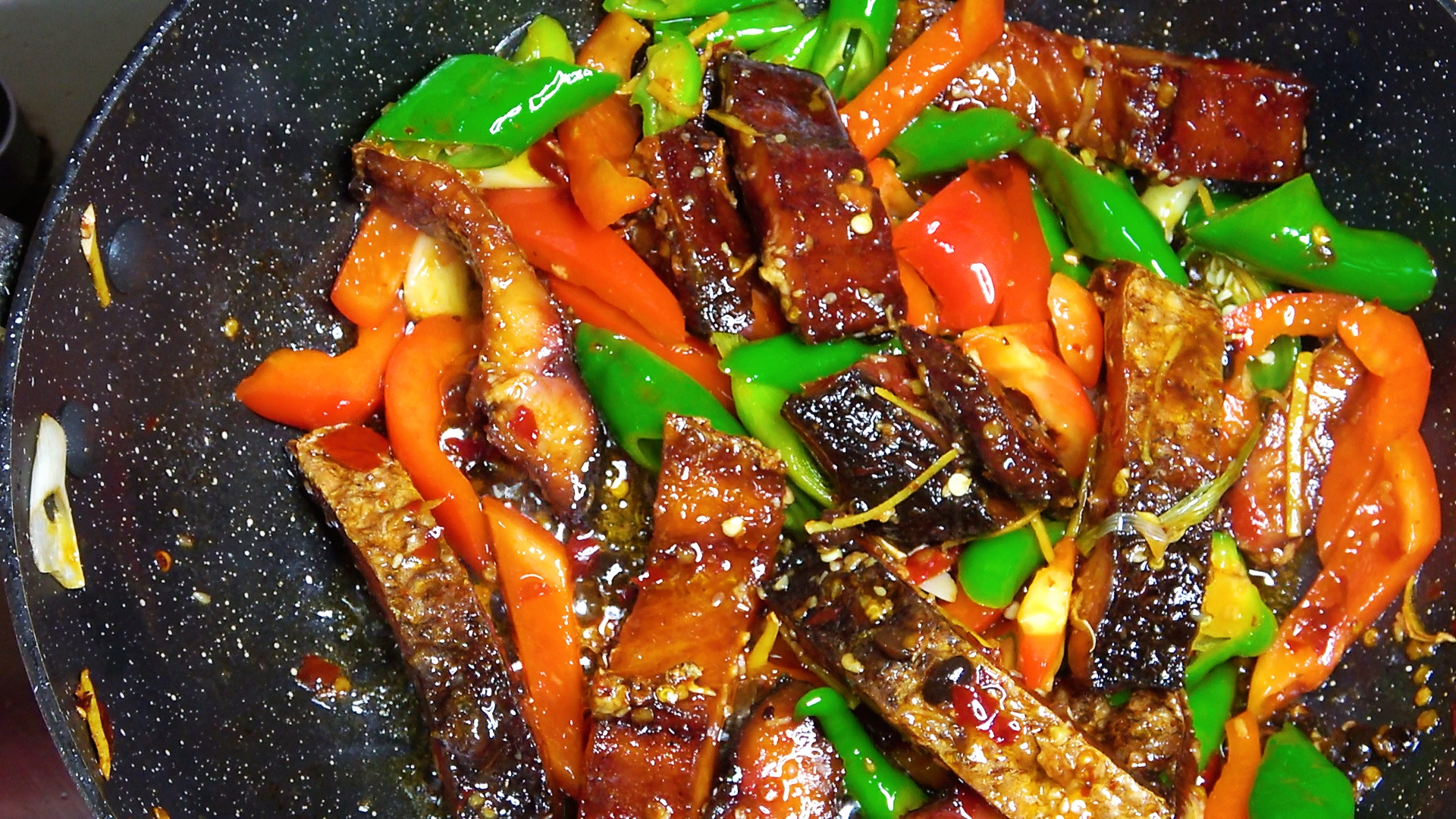 腌好的腊鱼怎么做才好吃?大厨教你四川特色做法,鲜香入味又下饭