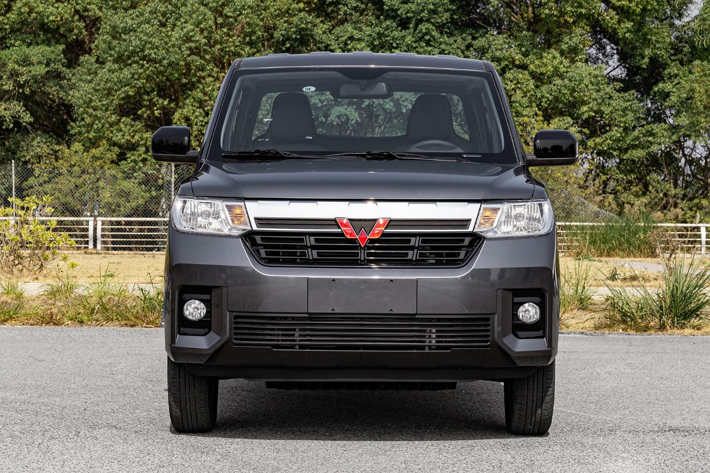 造型上来看,五菱征途采用了"机械美学"设计理念,其中前脸为五菱家族化风格,红色品牌标识位于格栅正中央,格栅为倒梯形设计,并与两侧矩形大灯组搭配,让前脸看起来简洁。(配图为:开拓版)