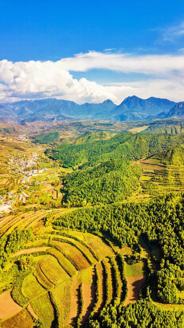 甘肃南部藏了个小江南，当地的圣湖和梯田美得不可思议！