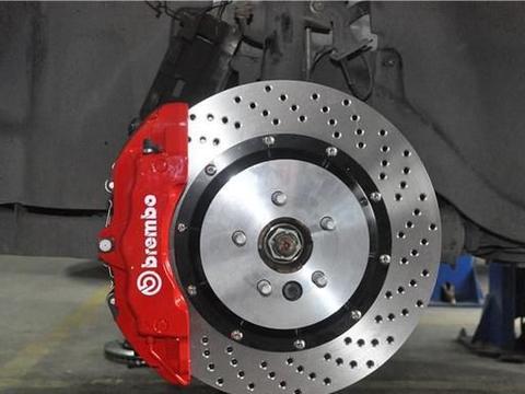 前轮刹车卡钳在前面和后面的区别?