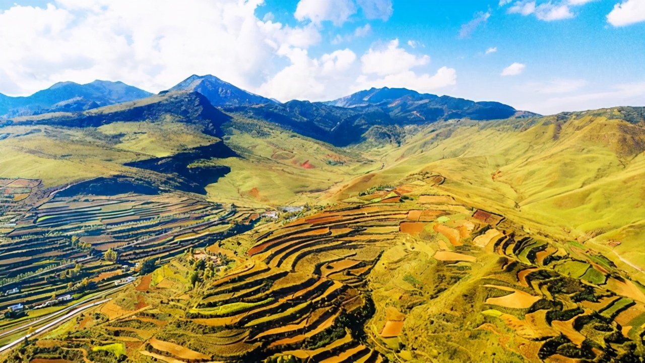 甘肃南部藏了个小江南，当地的圣湖和梯田美得不可思议！