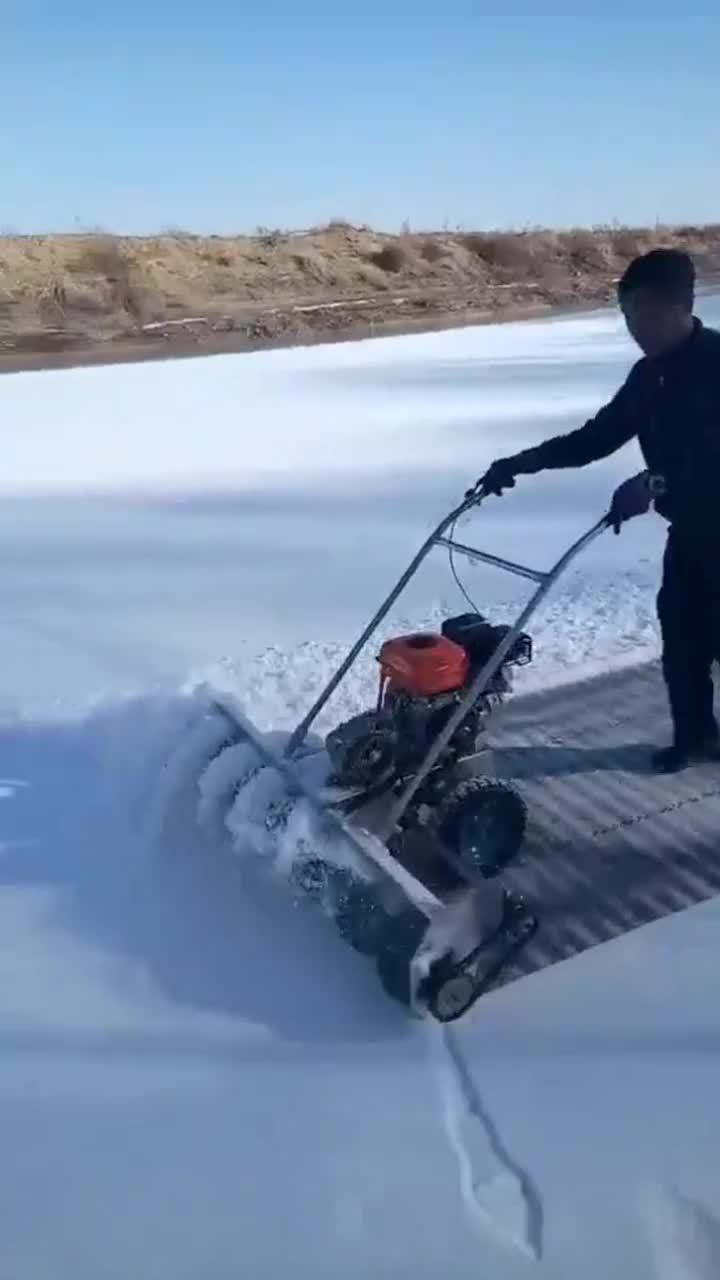 见识下大爷的清雪机，我们村的全能人才啊！