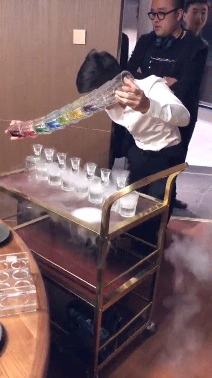 调酒师能一次倒满10个杯子，太厉害了！