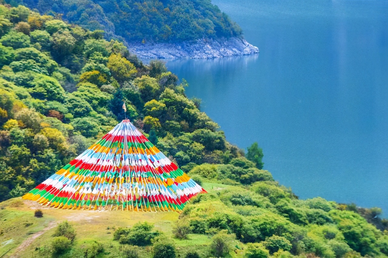 甘肃南部藏了个小江南，当地的圣湖和梯田美得不可思议！