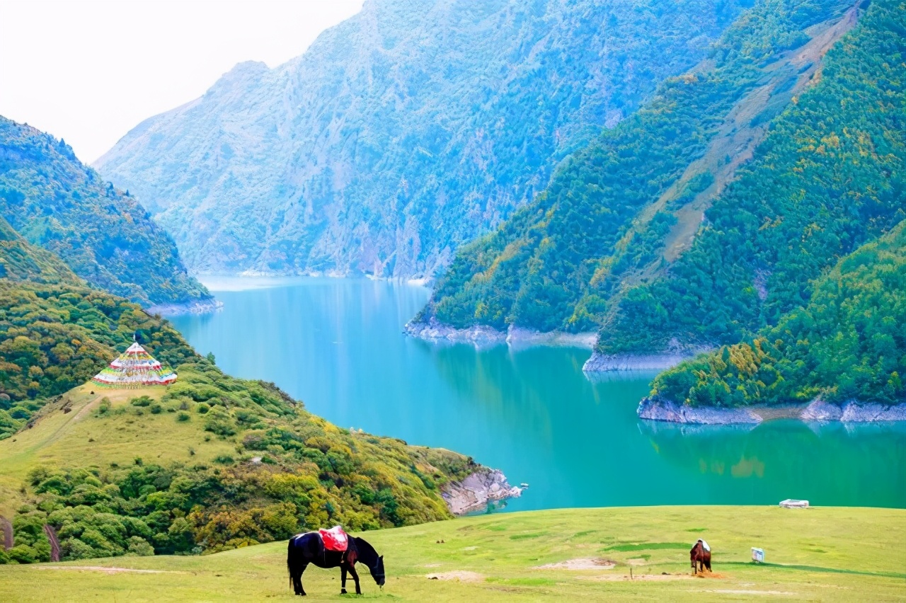 甘肃南部藏了个小江南，当地的圣湖和梯田美得不可思议！