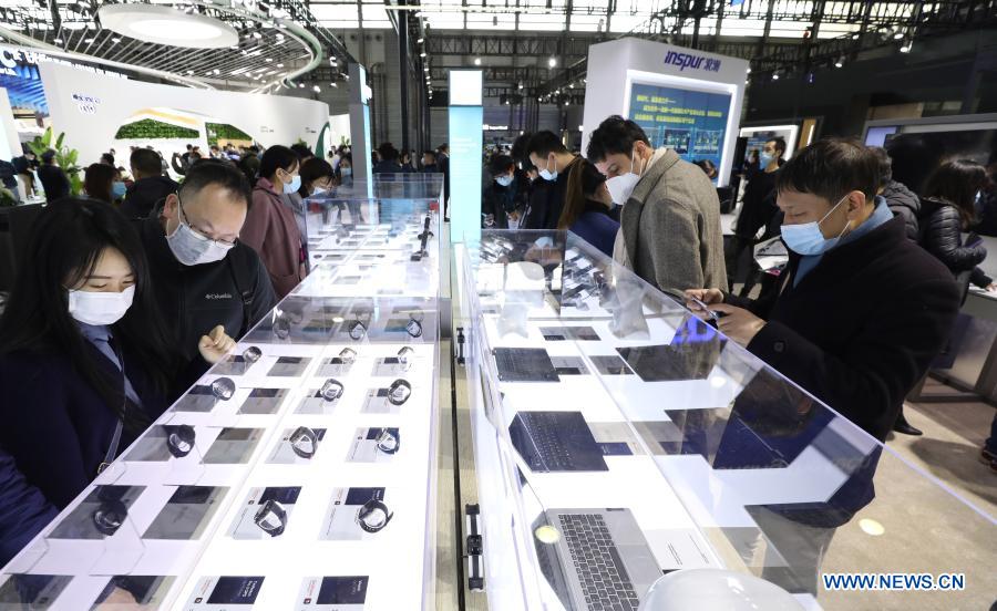 Visitors stop at a booth of wearable devices during the Mobile World Congress (MWC) Shanghai 2021 in east China's Shanghai, Feb 23, 2021. The MWC Shanghai 2021 opened on Tuesday. (Xinhua/Fang Zhe)