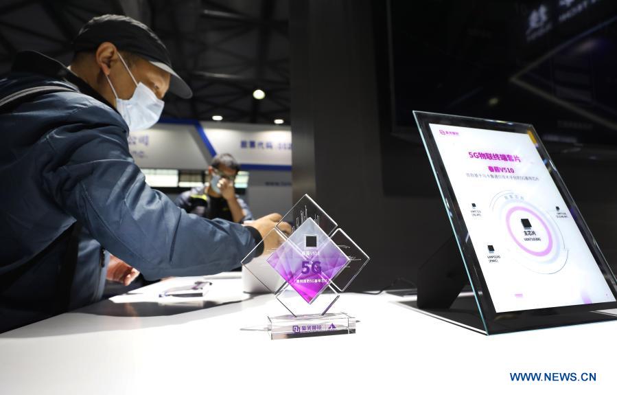 A visitor looks at a set of chips during the Mobile World Congress (MWC) Shanghai 2021 in east China's Shanghai, Feb 23, 2021. The MWC Shanghai 2021 opened on Tuesday. (Xinhua/Fang Zhe)