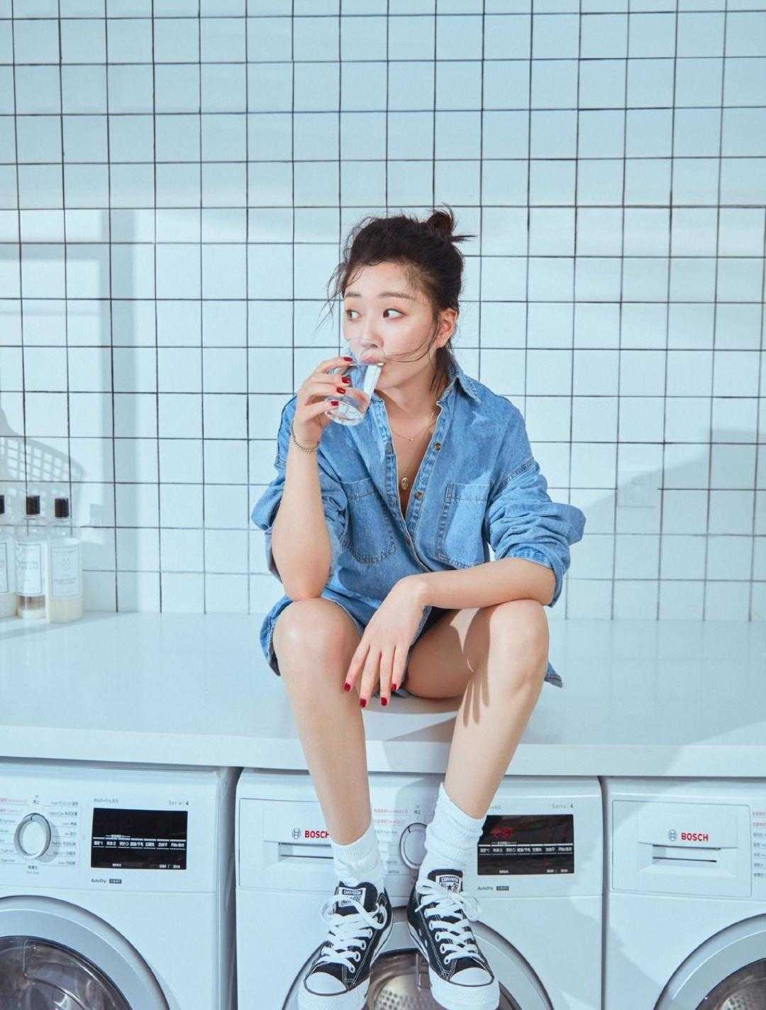 41岁的殷桃真有“贵妇”气质范,扎马尾辫搭抹胸连衣裙,优雅洋气 41岁的殷桃真有“贵妇”气质范,扎马尾辫搭抹胸连衣裙,优雅洋气