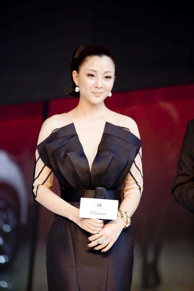 41岁的殷桃真有“贵妇”气质范,扎马尾辫搭抹胸连衣裙,优雅洋气 41岁的殷桃真有“贵妇”气质范,扎马尾辫搭抹胸连衣裙,优雅洋气