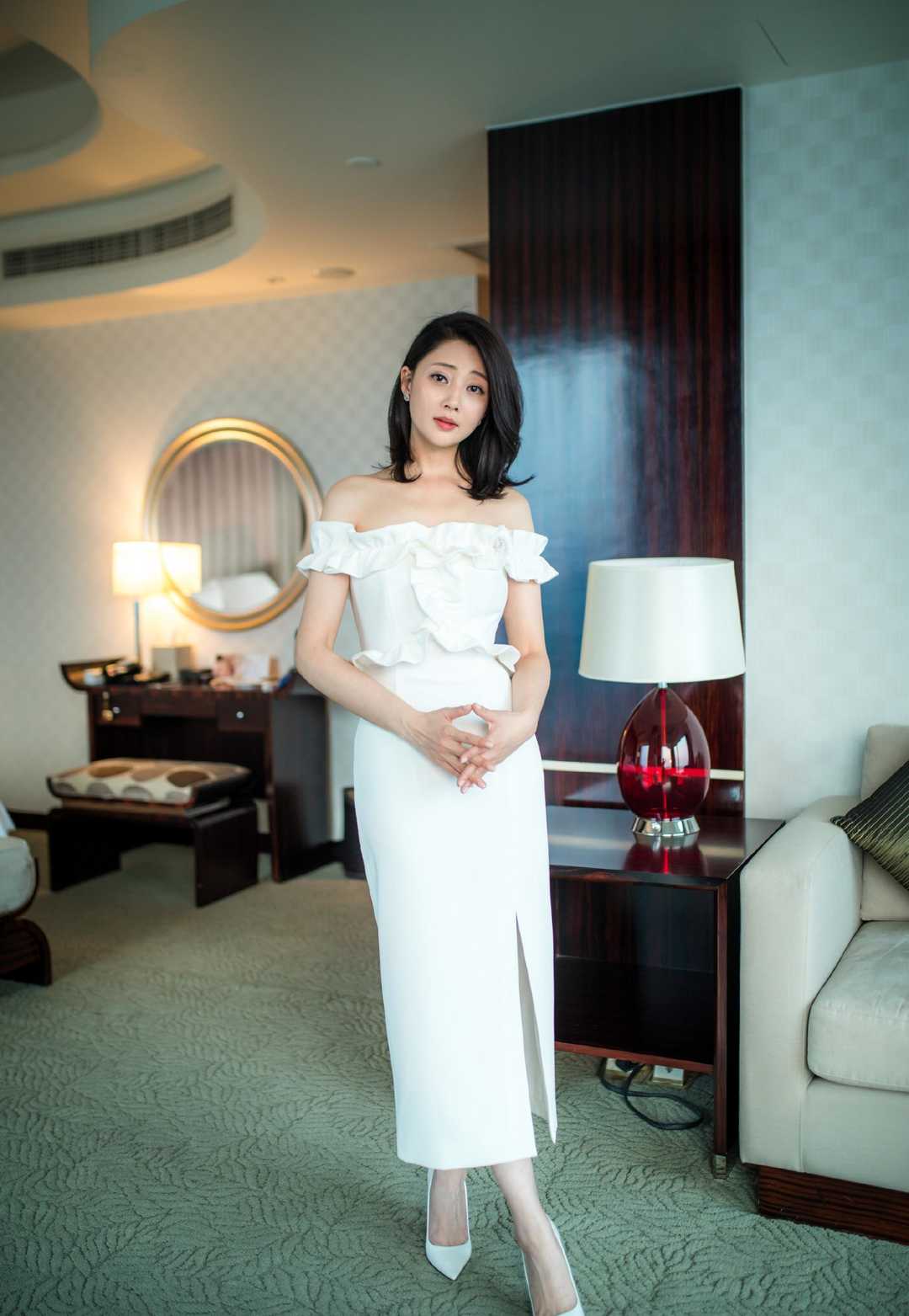 41岁的殷桃真有“贵妇”气质范,扎马尾辫搭抹胸连衣裙,优雅洋气 41岁的殷桃真有“贵妇”气质范,扎马尾辫搭抹胸连衣裙,优雅洋气