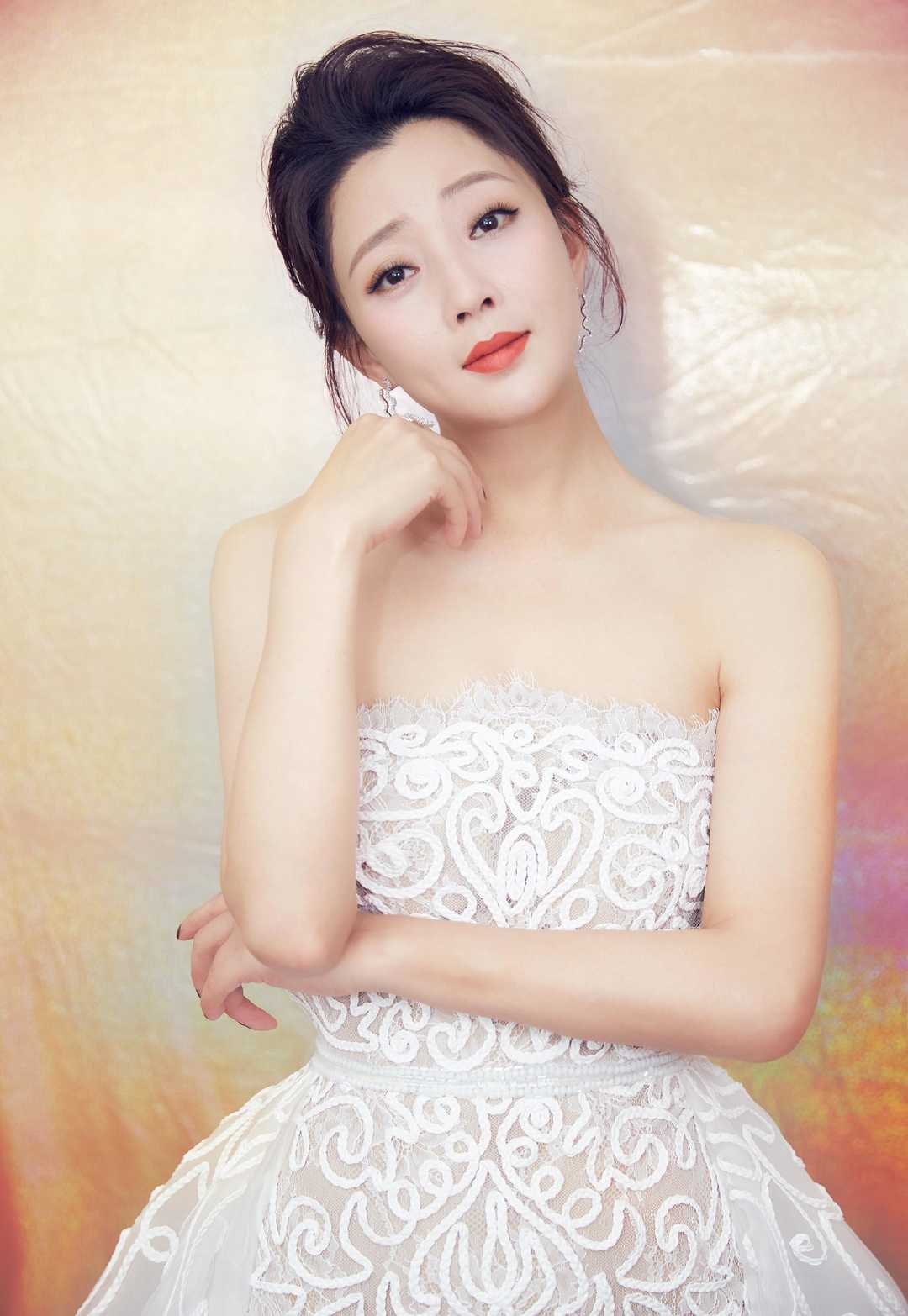 41岁的殷桃真有“贵妇”气质范,扎马尾辫搭抹胸连衣裙,优雅洋气 41岁的殷桃真有“贵妇”气质范,扎马尾辫搭抹胸连衣裙,优雅洋气