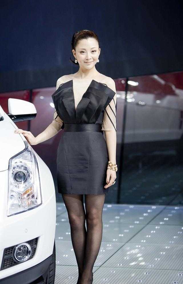 41岁的殷桃真有“贵妇”气质范,扎马尾辫搭抹胸连衣裙,优雅洋气 41岁的殷桃真有“贵妇”气质范,扎马尾辫搭抹胸连衣裙,优雅洋气