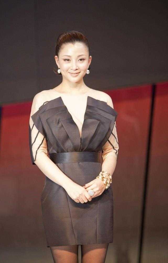 41岁的殷桃真有“贵妇”气质范，扎马尾辫搭抹胸连衣裙，优雅洋气